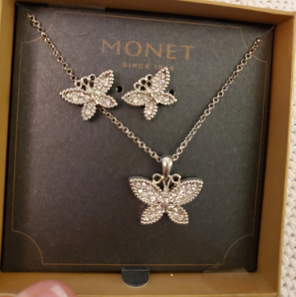 Necklace earnings set